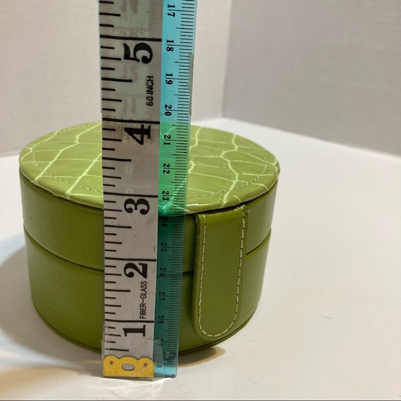 Adorable Green Small Round Jewelry Box! - Picture 9 of 10